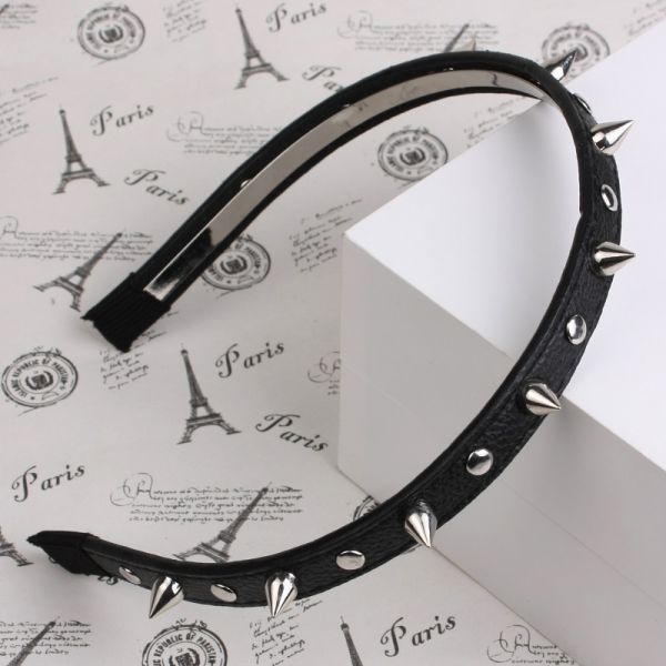 Tiara preta com spikes